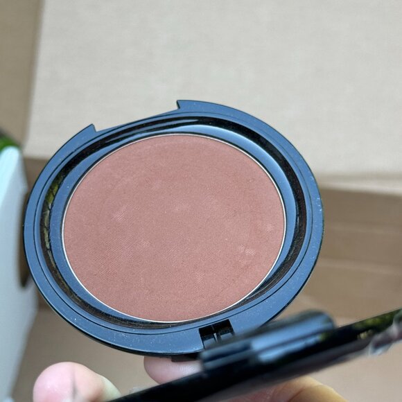 OSP Cosmetics Photochromatic Pressed Powder in Cocoa Bean - Picture 6 of 9
